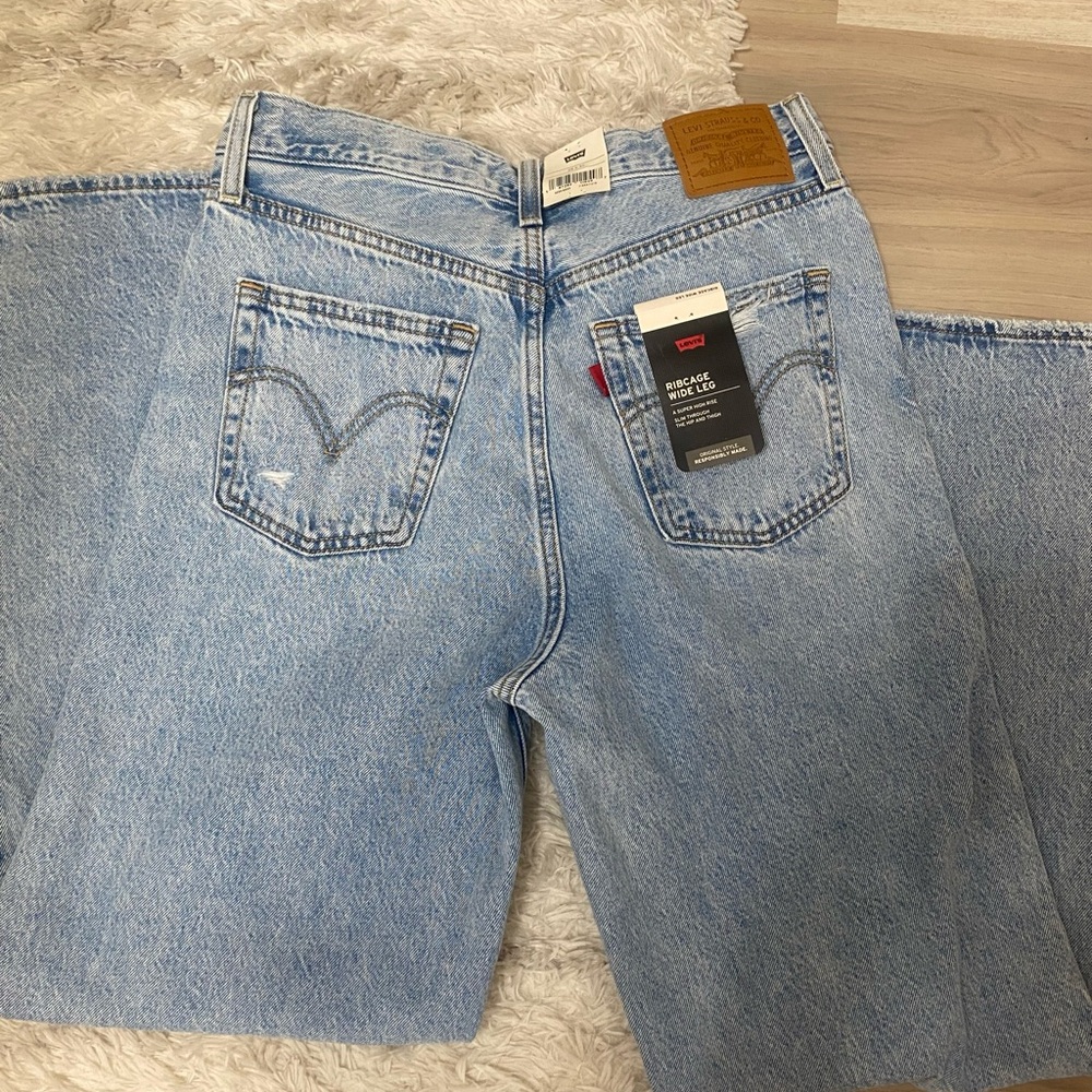 Levis Ribcage Super High Rise wide Leg
Size 28x30